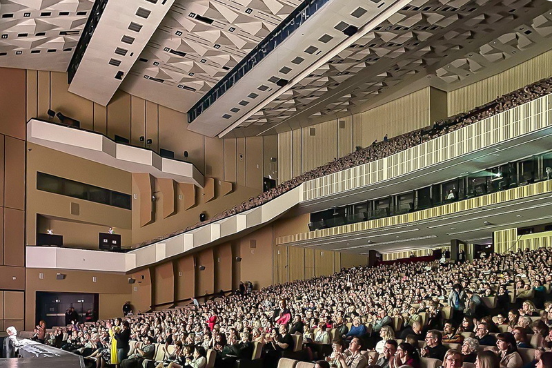 图1:二零二三年三月十日至十二日,美国神韵环球艺术团在捷克布拉格会议中心连续上演四场演出,场场大爆满。图为三月十二日下午,演出大爆满盛况。(大纪元)