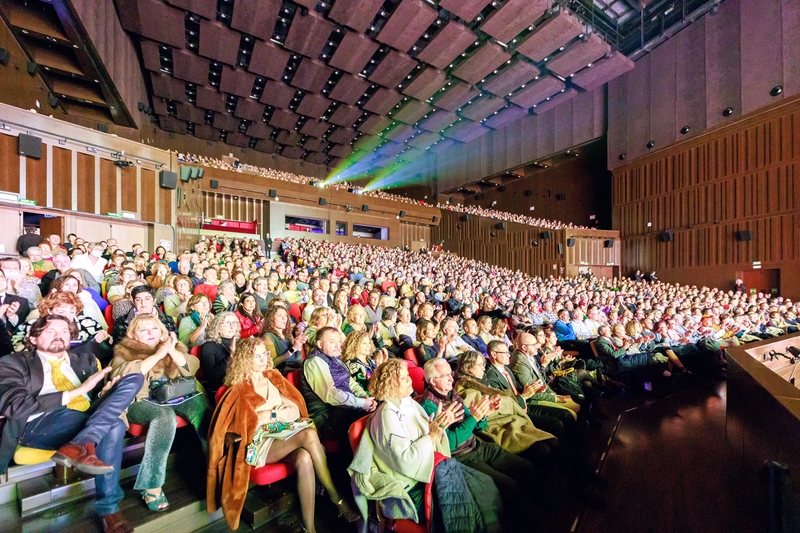 图3:二零二三年三月七日至九日,美国神韵纽约艺术团在西班牙塞维利亚市卡图哈艺术中心上演了三场演出,场场大爆满。图为三月九日,演出大爆满盛况。(大纪元)