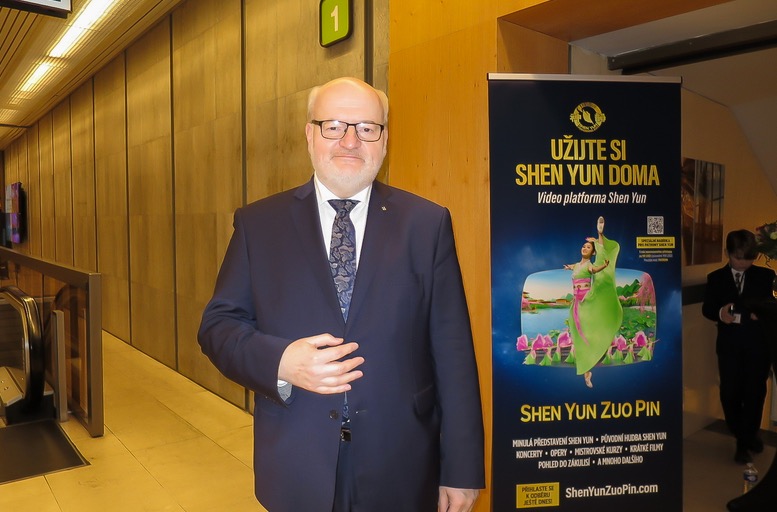 图9:二零二三年三月十日,捷克前文化部长、荣誉大使丹尼尔·赫尔曼(Daniel Herman)在捷克布拉格会议中心(Prague Congress Center)观看了美国神韵环球艺术团的演出。(大纪元)