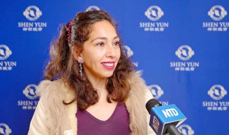 图10:二零二三年三月九日晚,舞蹈演员、编舞亚历山德拉·萨贝纳(Alejandra Sabena)在西班牙塞维利亚市卡图哈艺术中心观赏了神韵纽约艺术团的演出。(新唐人电视台)