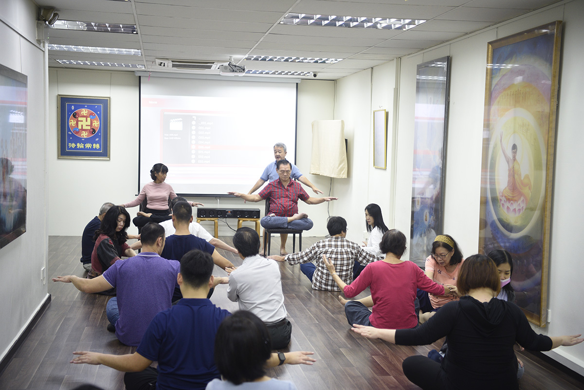 图4:参加九天班的学员正在学炼法轮功第五套功法——神通加持法。