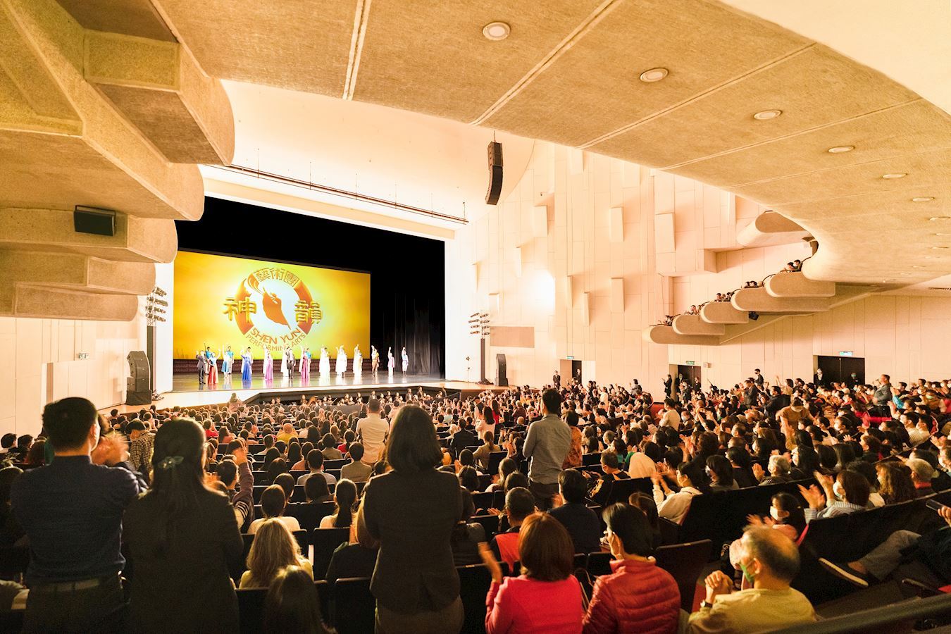 '图2:二零二三年三月十日晚间,美国神韵世界艺术团在台南文化中心的第二场演出再度爆满、加座售票。神韵艺术家三次谢幕回应观众的热情支持。(大纪元)'