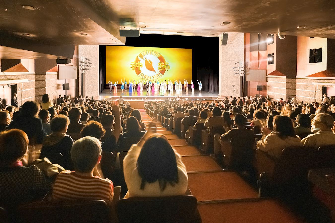 '图3:二零二三年三月十五日下午,神韵世界艺术团在彰化员林演艺厅举行首场演出。(大纪元)'