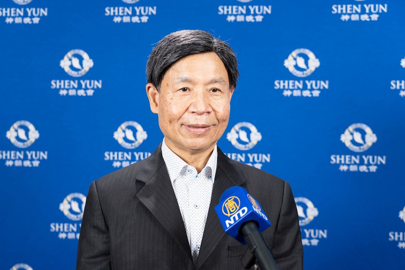 '图9:二零二三年二月二十八日下午,台东县医师公会理事长何活发观赏神韵世界艺术团在高雄文化中心的第一场演出。(大纪元)'
