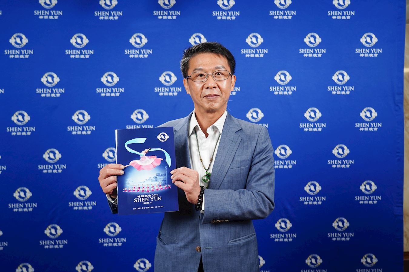 '图10:二零二三年三月二日晚上,立法委员许智杰观赏神韵世界艺术团在高雄文化中心第四场演出。(大纪元)'