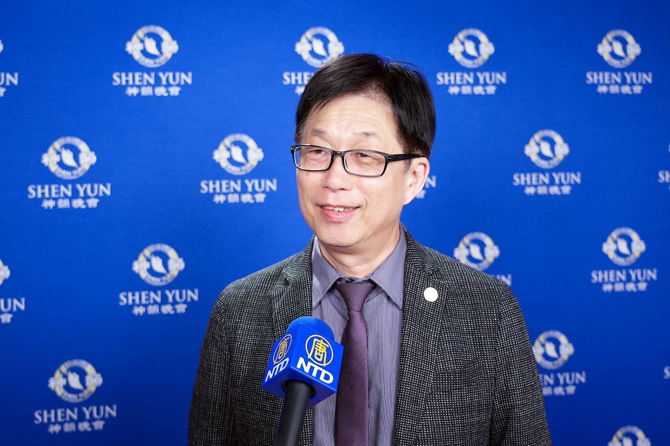 '图12:二零二三年三月十日晚间,圆山大饭店董事长林育生观赏神韵世界艺术团在台南文化中心第二场演出。(大纪元)'