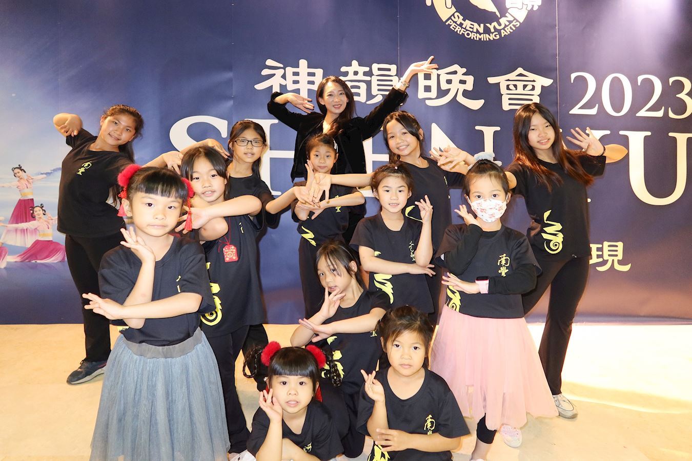 '图13:二零二三年三月十日晚,南风表演艺术团执行总监李紫妤带学生观赏神韵世界艺术团在台南市文化中心的第二场演出。(大纪元)'