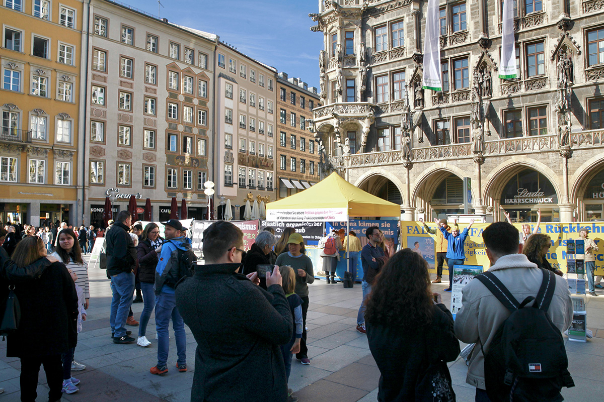 图1:二零二三年三月十八日,德国法轮功学员在慕尼黑玛利亚广场(Marienplatz)举办活动,向民众展示法轮功的美好,并揭露中共迫害及活摘法轮功学员器官的罪恶,得到过往民众声援。