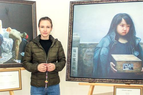 '图4:克莉丝蒂娜是一名演员,在观看画展后赞赏:“这个展览非常好看,意义深远。”'