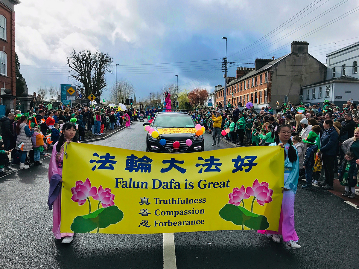 图1~4:二零二三年三月十七日,爱尔兰法轮功学员应邀参加科克(Cork)市“圣帕特里克节”(St Patrick's Day)大游行。