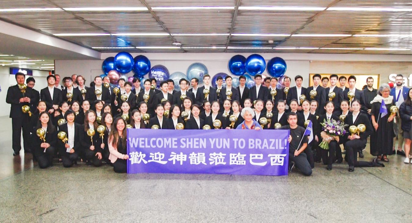 '图1~4:二零二三年三月十四日,当神韵艺术家们步出圣保罗国际机场接机大厅时,马上受到了手拿金色气球的热情粉丝的欢迎。(大纪元)'