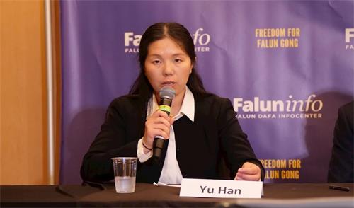 ' 图5:现居美国的韩雨在二零二二年国际宗教自由峰会上讲述了父亲遭受中共迫害的经历。'