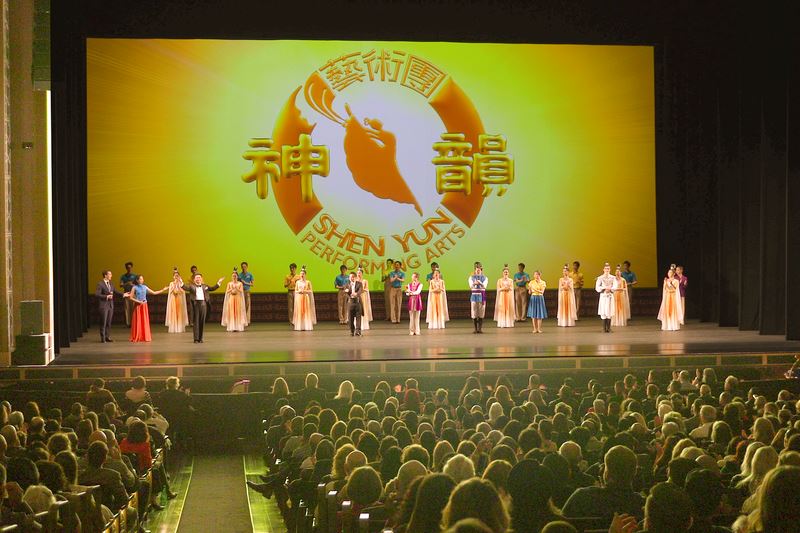 '图6:二零二三年二月二十四日至二十六日,神韵新纪元艺术团在美国拉斯维加斯的史密斯表演艺术中心(The Smith Center for the Performing Arts)上演了四场演出,场场一票难求。图为二十五日晚演出谢幕照。(新唐人电视台)'