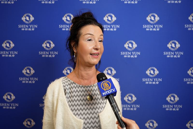 '图8:二零二三年二月二十六日下午,法国贵族、舞蹈演员劳伦斯·休恩·德·克马德克(Laurence Huon de Kermadec)在普罗旺斯大剧院观看了神韵演出。(新唐人电视台)'