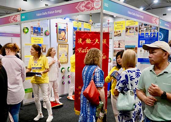 布里斯班健康展:民众学炼法轮功