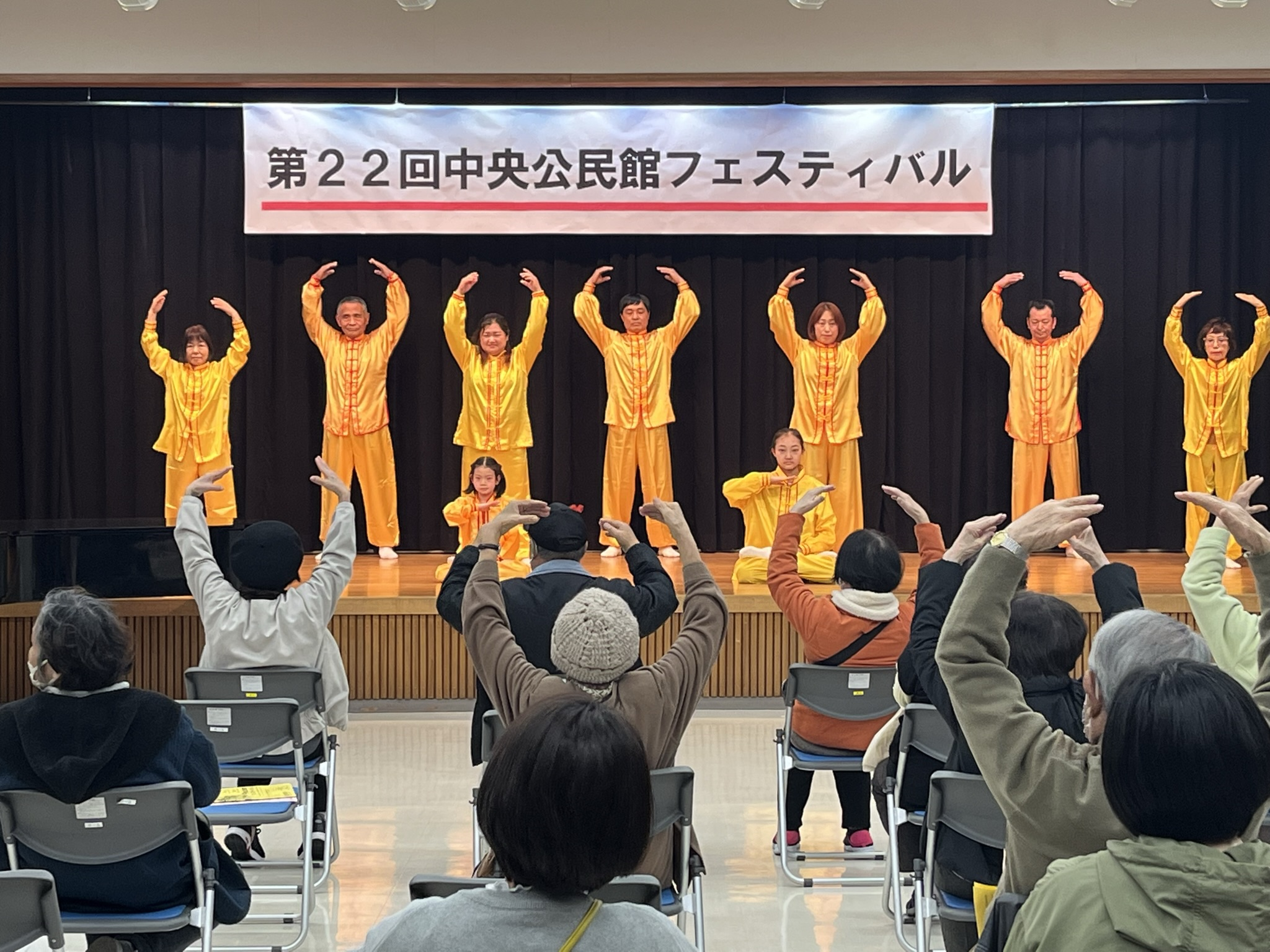 图1:广岛法轮功学员在舞台表演法轮功的五套功法,深受民众欢迎。