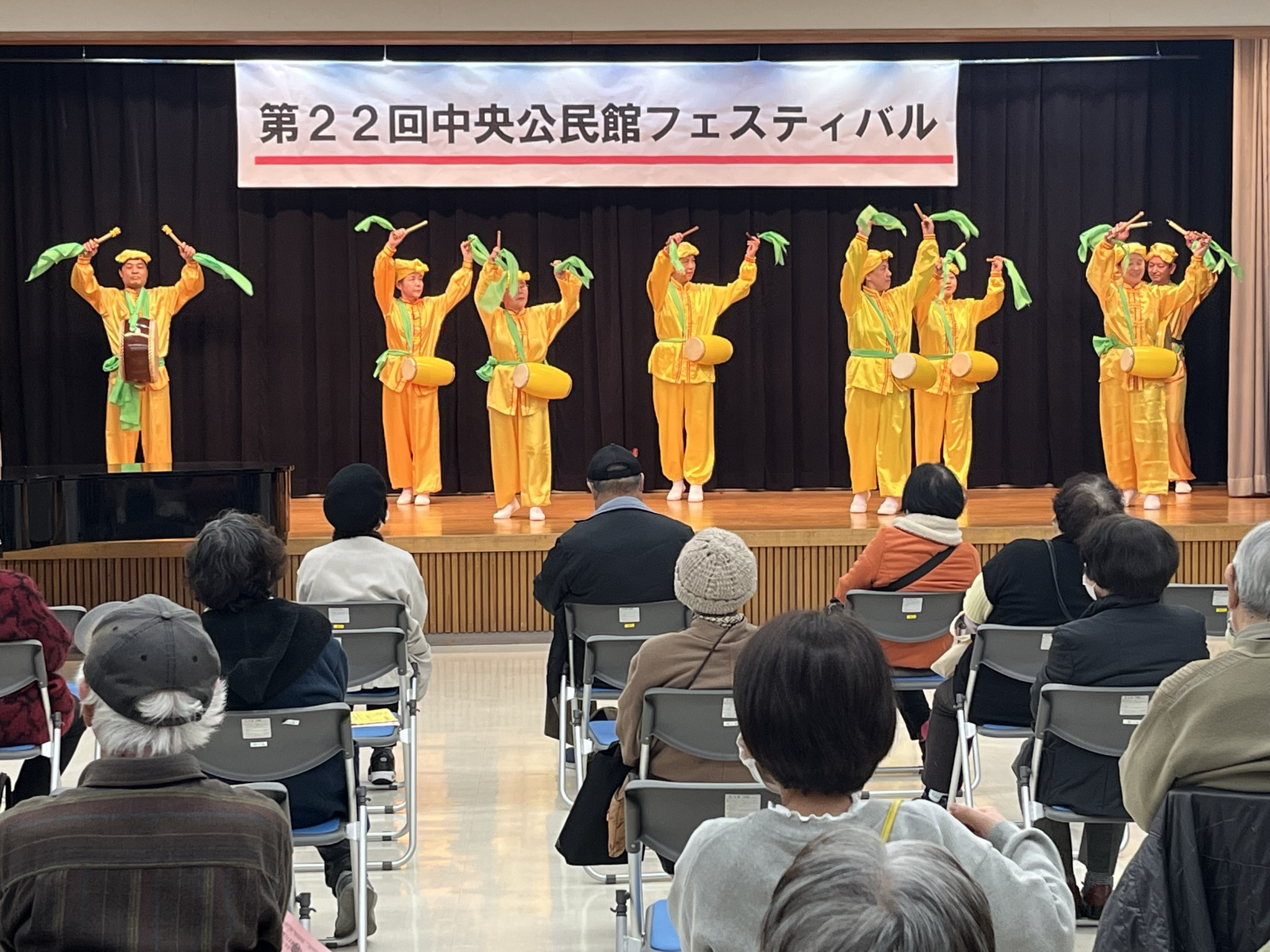 图2:法轮功学员在表演腰鼓舞