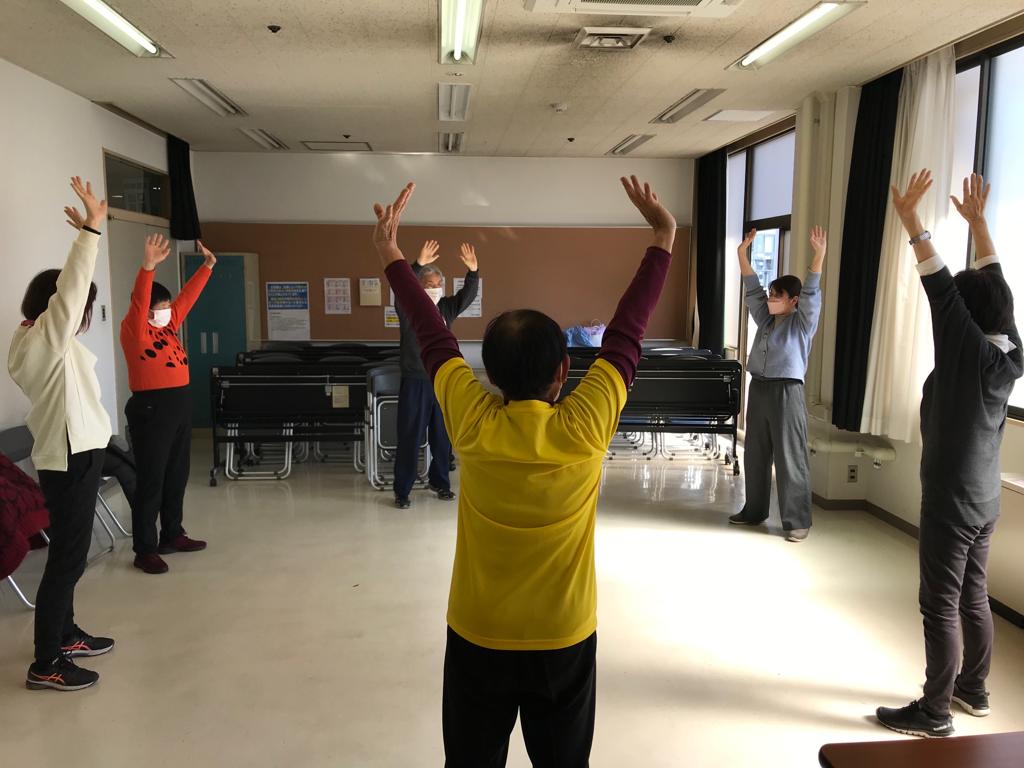 图3~4:参加功法体验的民众在学功