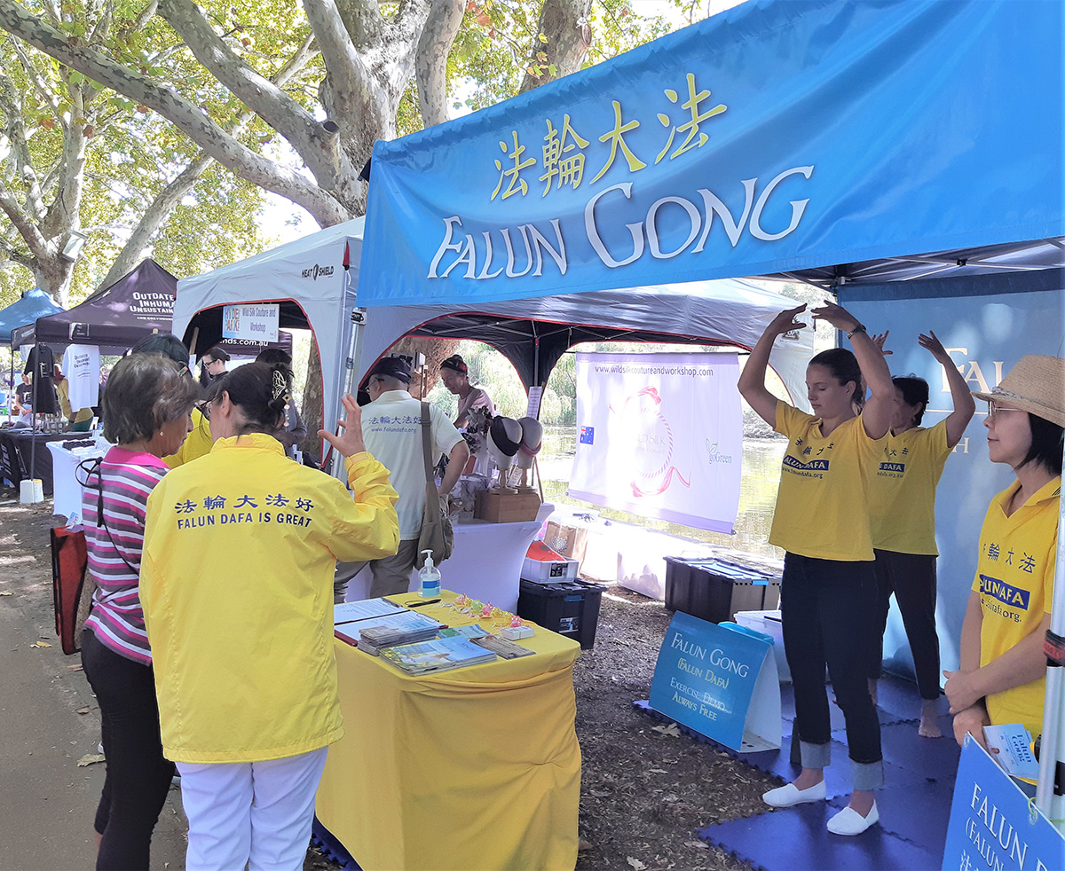 图1~2:珀斯民众向法轮功学员了解真相