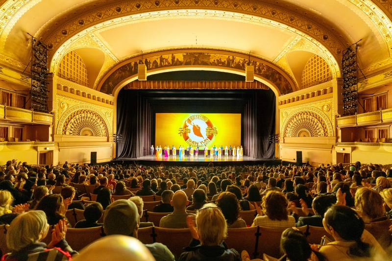 图5:二零二三年四月九日,神韵北美艺术团在美国芝加哥礼堂剧院(Auditorium Theatre)上演的本年度最后一场演出圆满落幕。图为演员谢幕照。(大纪元)