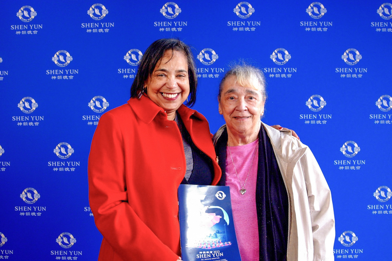 图15:维多利亚・伍达尔兹(Victoria Woodards)和母亲观看神韵演出后表示:“真是一场美妙的文化体验”。(大纪元)