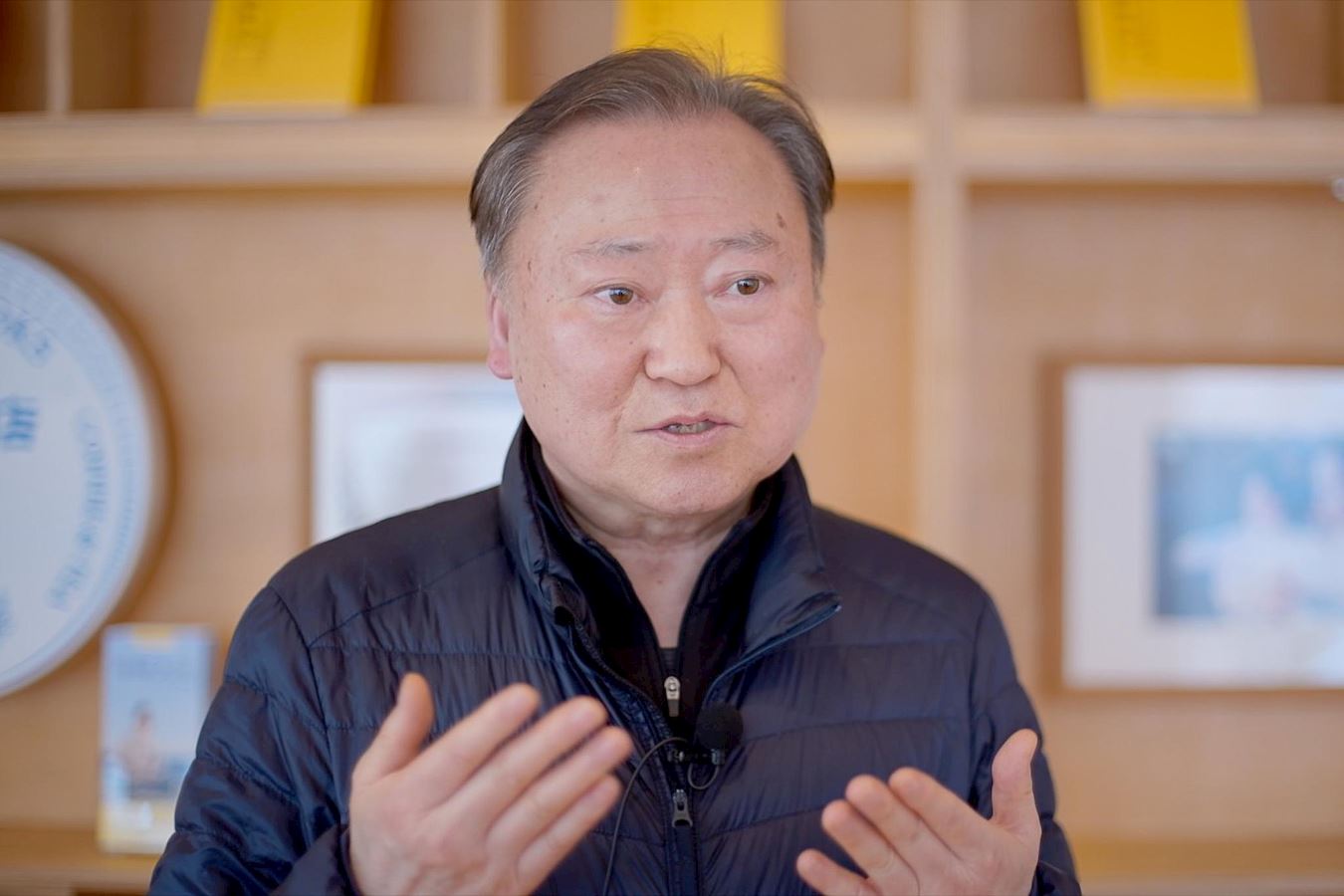 '图3:参加读书会的李润熙先生在谈读《为什么会有人类》一文后的体会。'