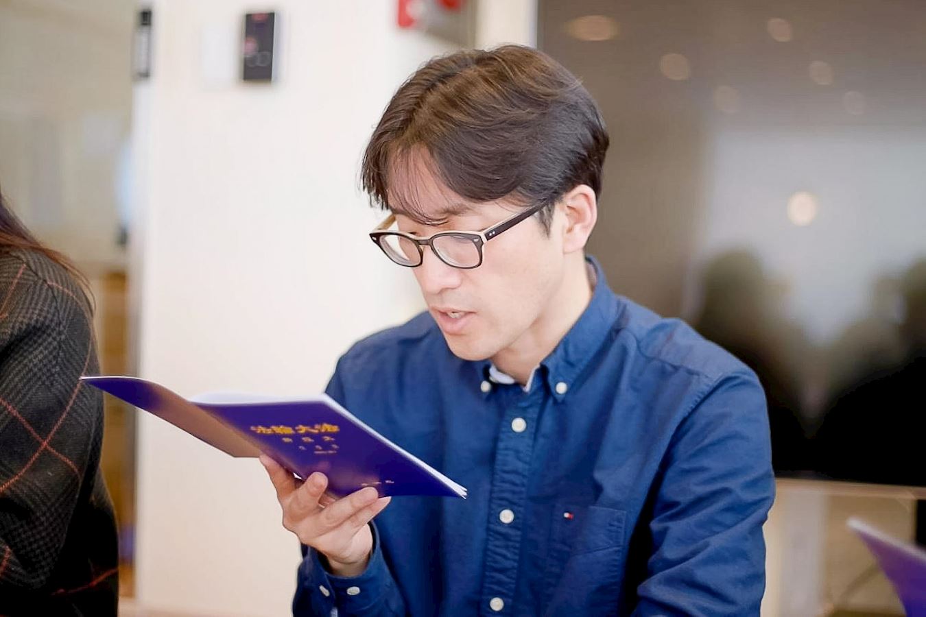 '图4:读书会参加者在精心阅读《为什么会有人类》一文。'