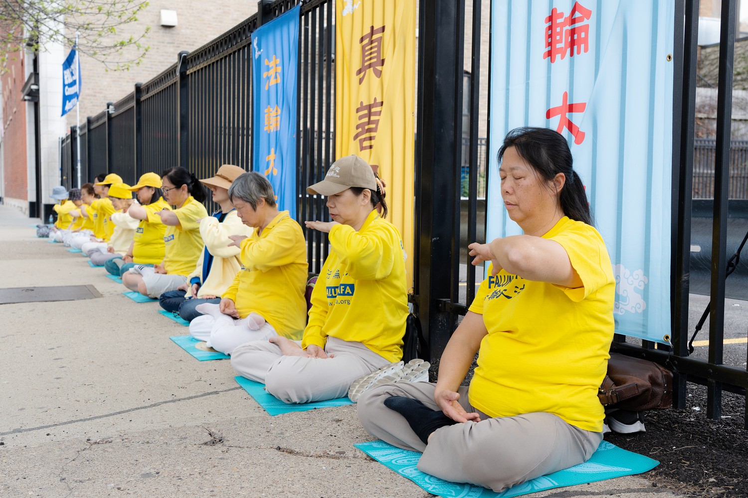 图1~3:二零二三年四月十五日,大芝加哥地区的部份法轮功学员在中领馆前集会,纪念法轮功学员“四·二五”和平上访二十四周年。