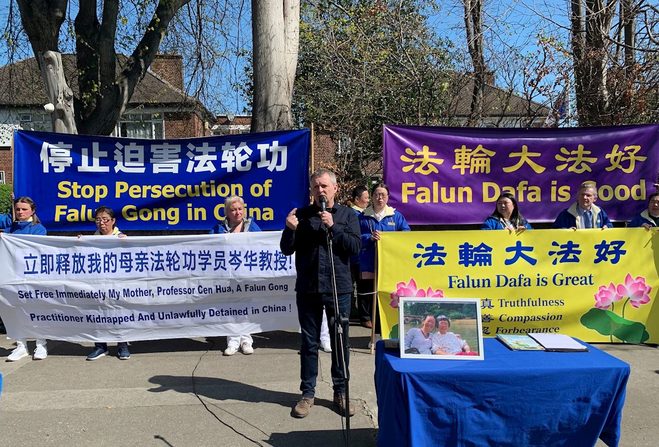 '图4:爱尔兰众议员理查德·博伊德·巴雷特(Richard Boyd Barrett)在新闻发布会上发言。'