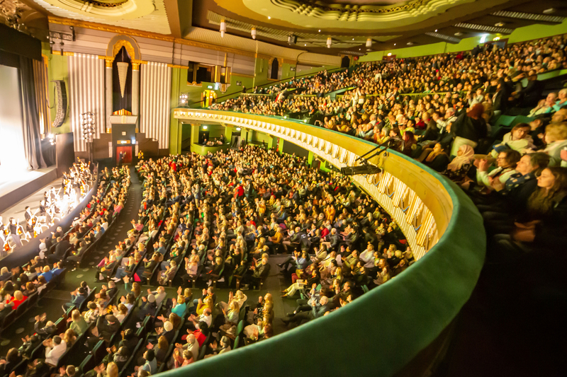 图2:二零二三年四月十四日晚,神韵巡回艺术团今年在英国伦敦(Eventim Apollo)剧院的首场演出,票房售罄。(大纪元)