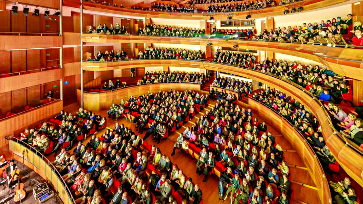 图4:二零二三年四月十三日晚,美国神韵纽约艺术团在意大利乌迪内的Teatro Nuovo Giovanni da Udine剧院演出再次爆满,一票难求。(大纪元)