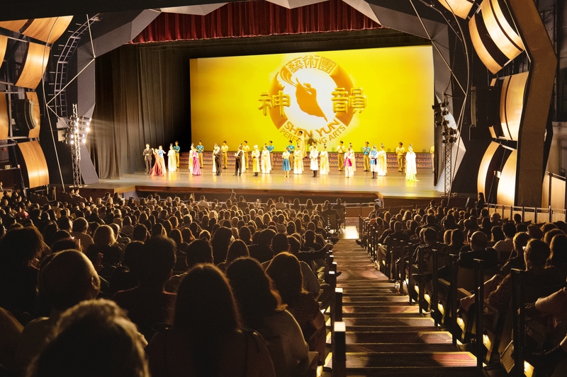 图6:二零二三年四月十五日,神韵新世界艺术团在美国德州小城麦克艾伦表演艺术中心(McAllen Performing Arts Center)的两场演出,在热烈的掌声中完美落幕。(大纪元)