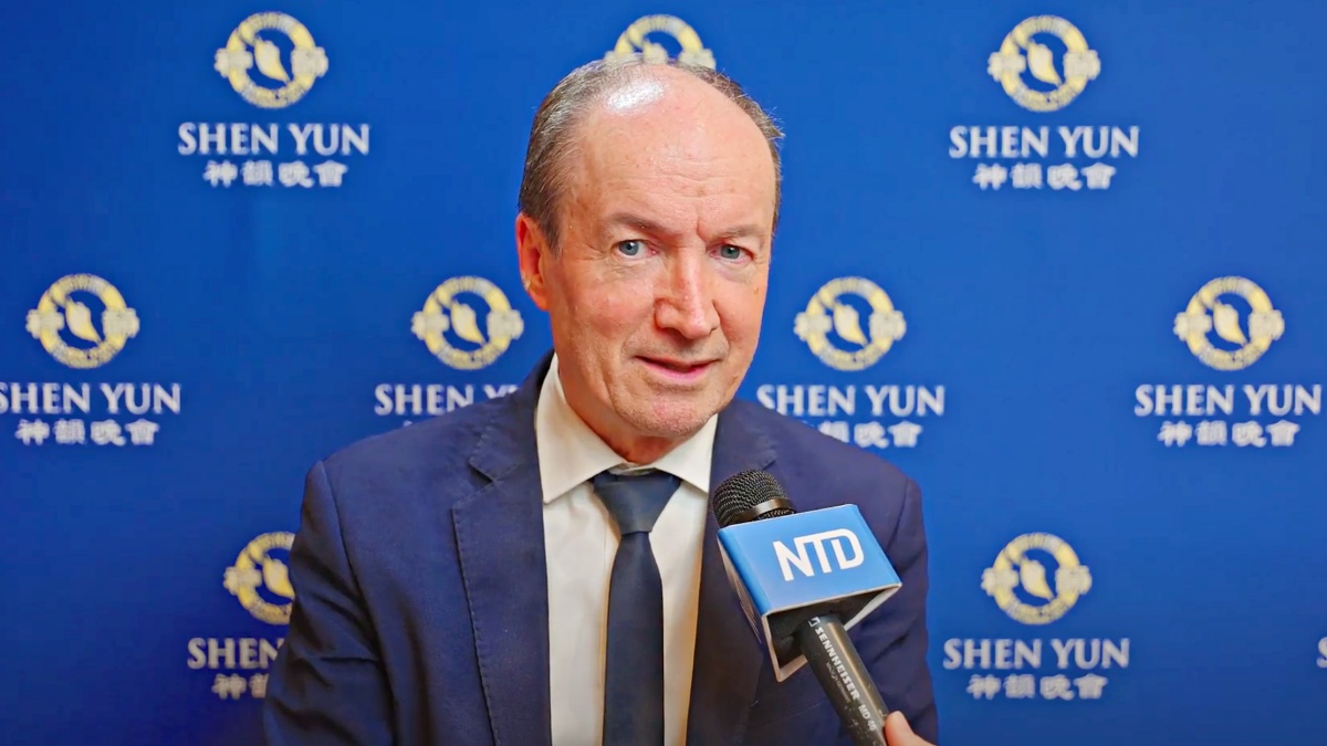 图12:二零二三年四月十五日晚,前国会议员参议院文化委员会前主席马里奥‧皮托尼(Mario Pittoni)观看了神韵纽约艺术团在意大利乌迪内Teatro Nuovo Giovanni da Udine剧院的演出。(新唐人电视台)