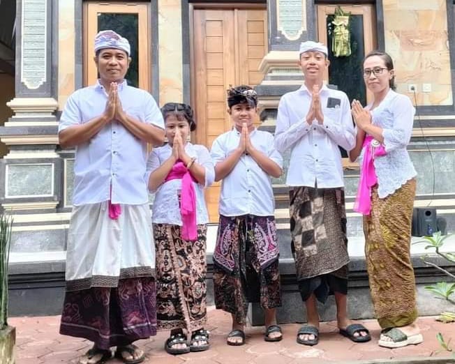 图1:郭芒。伟蒂亚布拉(Komang Widiapura,左一)以及家人的合照,向法轮大法创始人李洪志师父表示敬意及感谢。