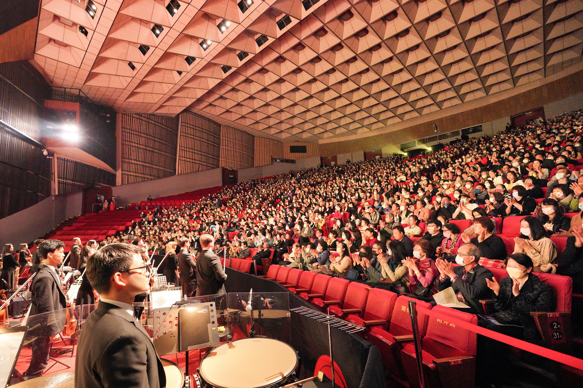图2:二零二三年四月一日,晚间神韵世界艺术团在台北国父纪念馆的演出,气氛热烈,观众掌声连连,神韵艺术家也以三次谢幕回应观众热情。(大纪元)
