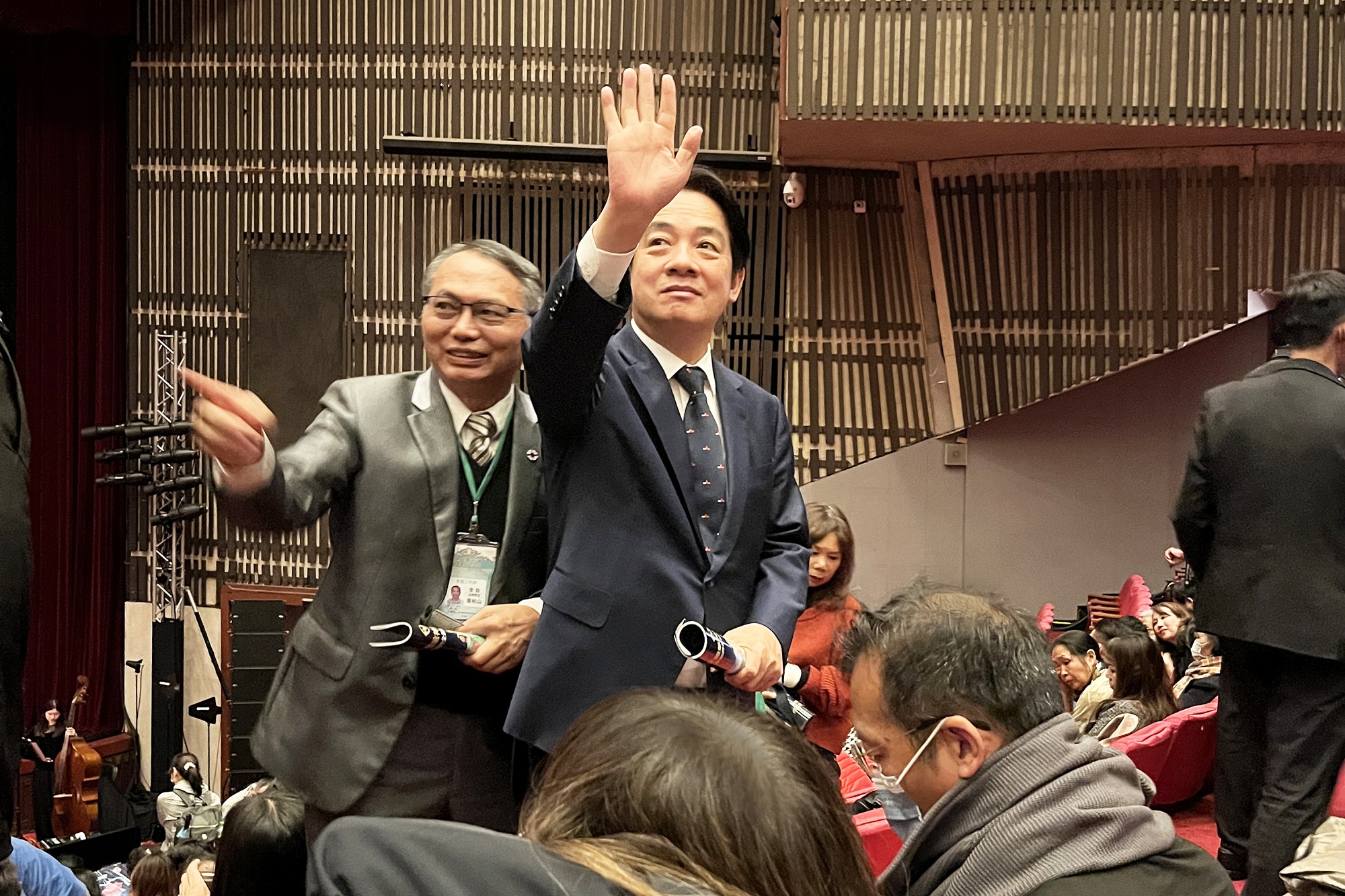 图3:二零二三年三月二十八日晚间,中华民国副总统赖清德观赏神韵世界艺术团在台北国父纪念馆的首场演出。