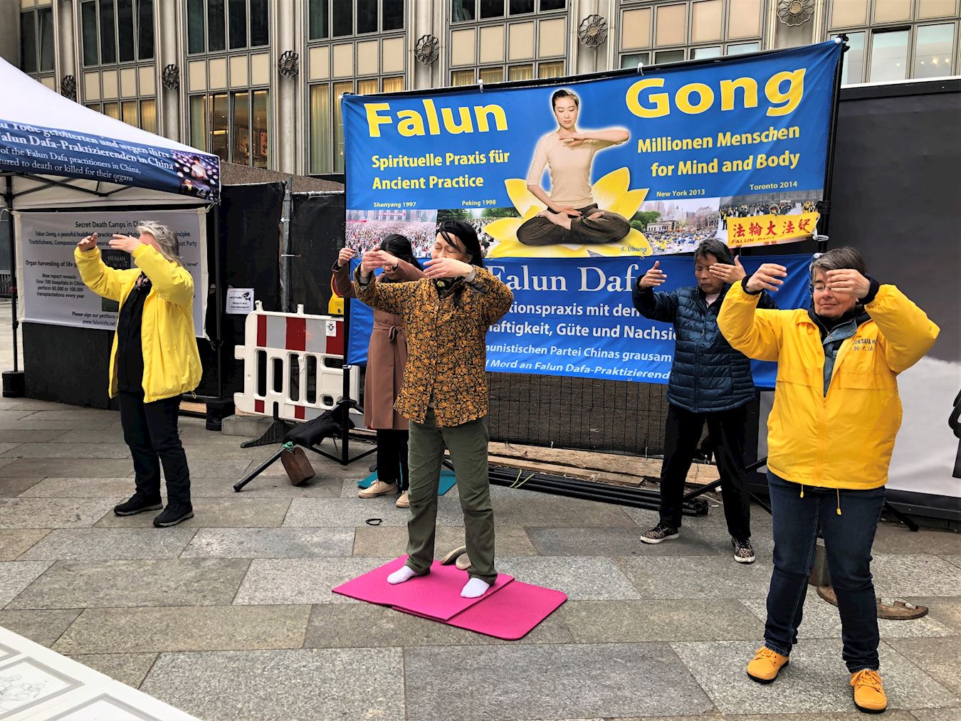 '图1:二零二三年四月二十二日,北威州部份法轮功学员在科隆大教堂前的真相点演示功法'