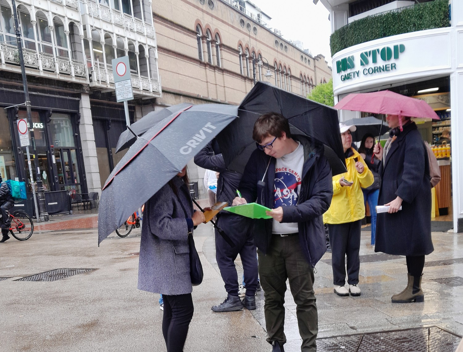 图6~8:爱尔兰民众了解真相后,冒雨签名支持法轮功学员反迫害。