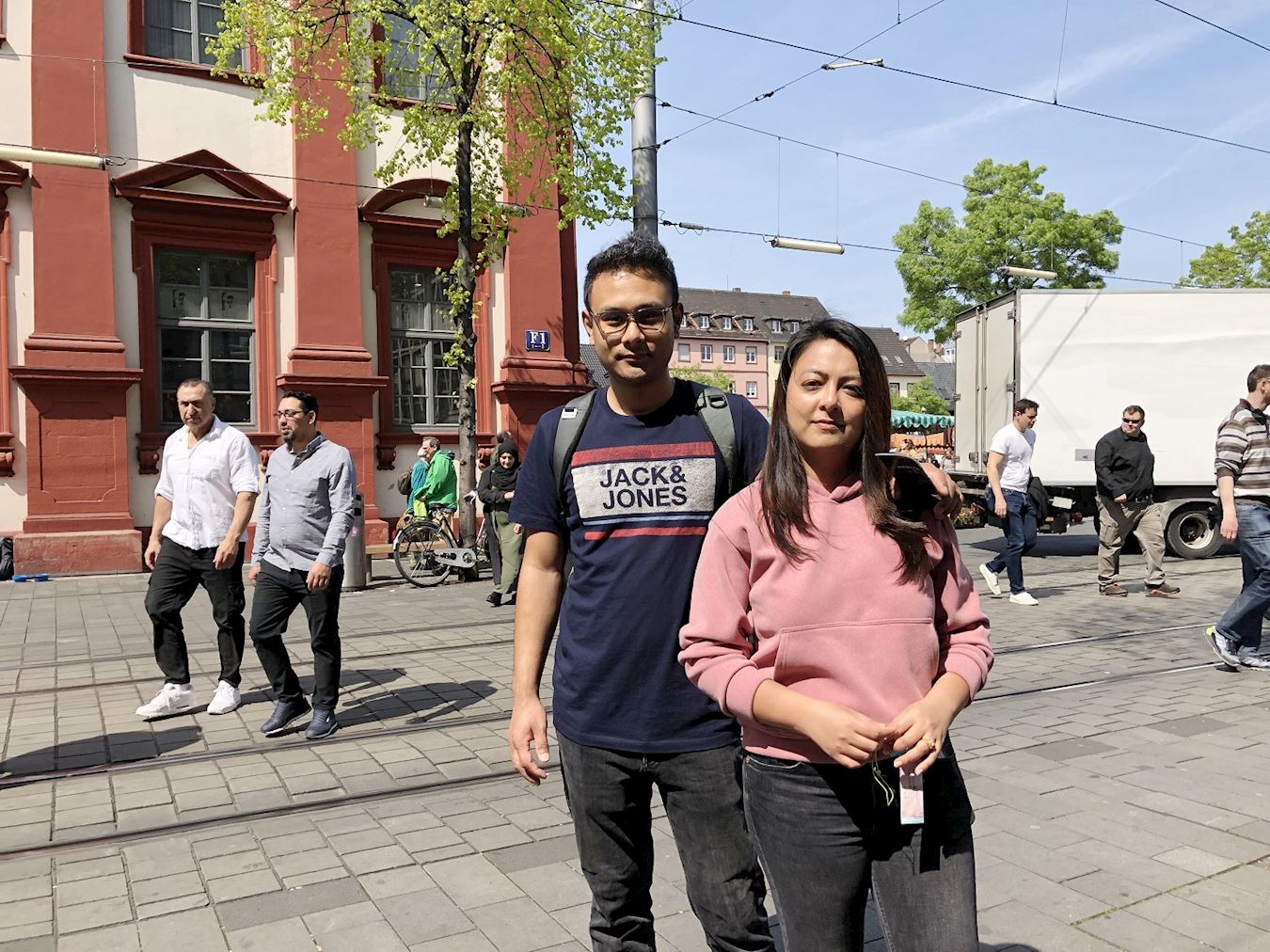 '图6:来自尼泊尔的内科医生什雷斯塔(Shrestha)夫妇签名支持法轮功学员反迫害。'