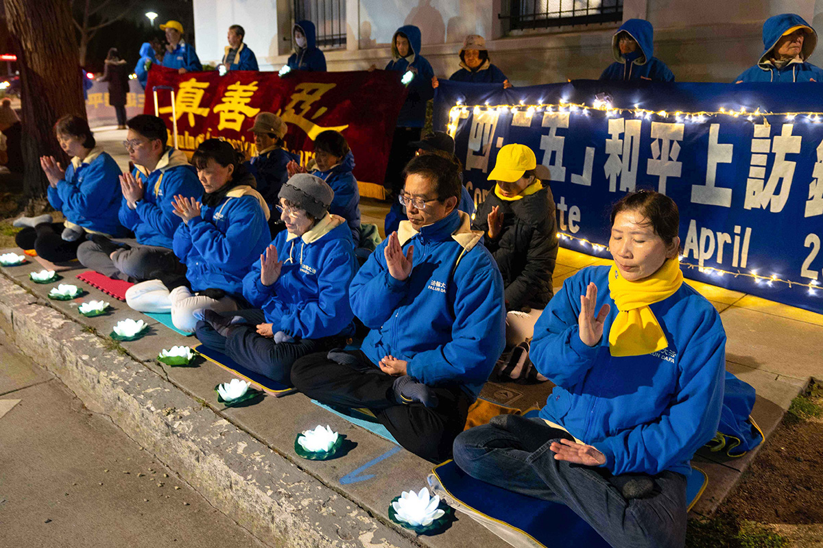 图1~2:四月二十三日晚,法轮功学员点燃蜡烛悼念遭中共迫害致死的法轮功同修