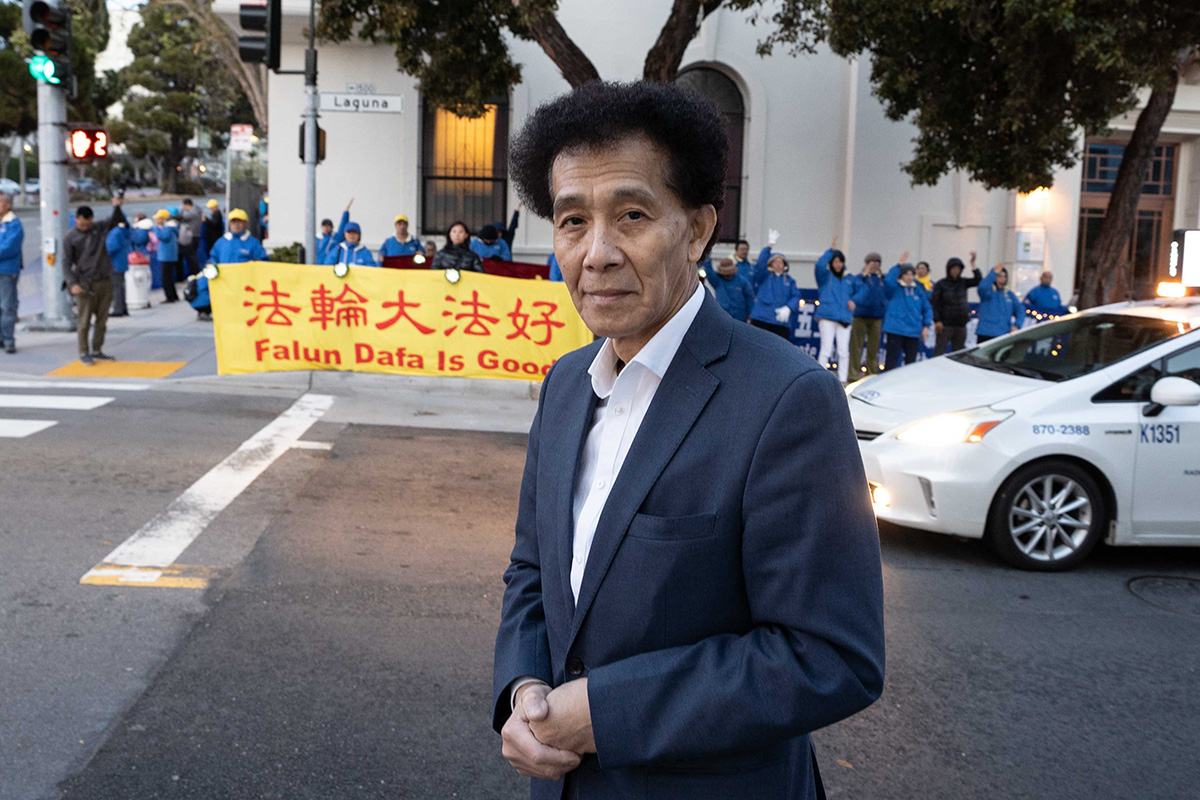 图10:民主人士陈永明特意来中领馆声援法轮功学员举办的活动