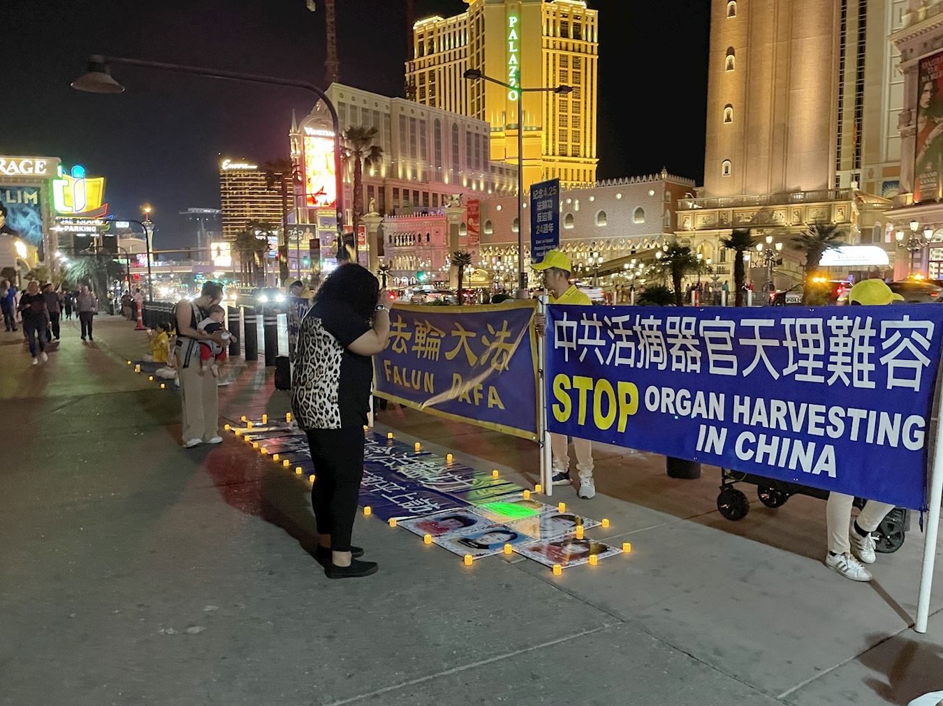 '图1~2:四月二十二日傍晚,法轮功学员点燃蜡烛悼念遭中共迫害致死的法轮功同修,游客在横幅前驻足观看。'