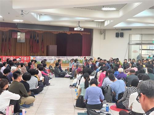 '图1:二零二三年四月二十三日星期日,台北部份法轮功学员在新北市板桥区公所礼堂举行十大区半日学法交流。'