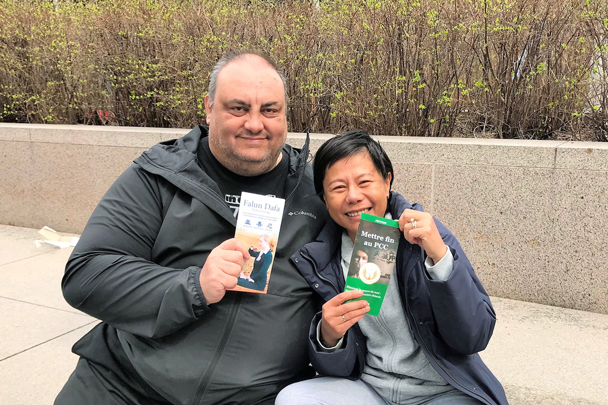 图8:就职于蒙特利尔一家银行的乔(Joe)和太太涂(Tou)称赞法轮功游行队伍带来美好。
