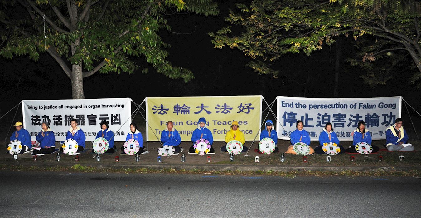 '图6:二零二三年四月二十四日傍晚,堪培拉法轮功学员在中使馆前,烛光纪念四二五。'