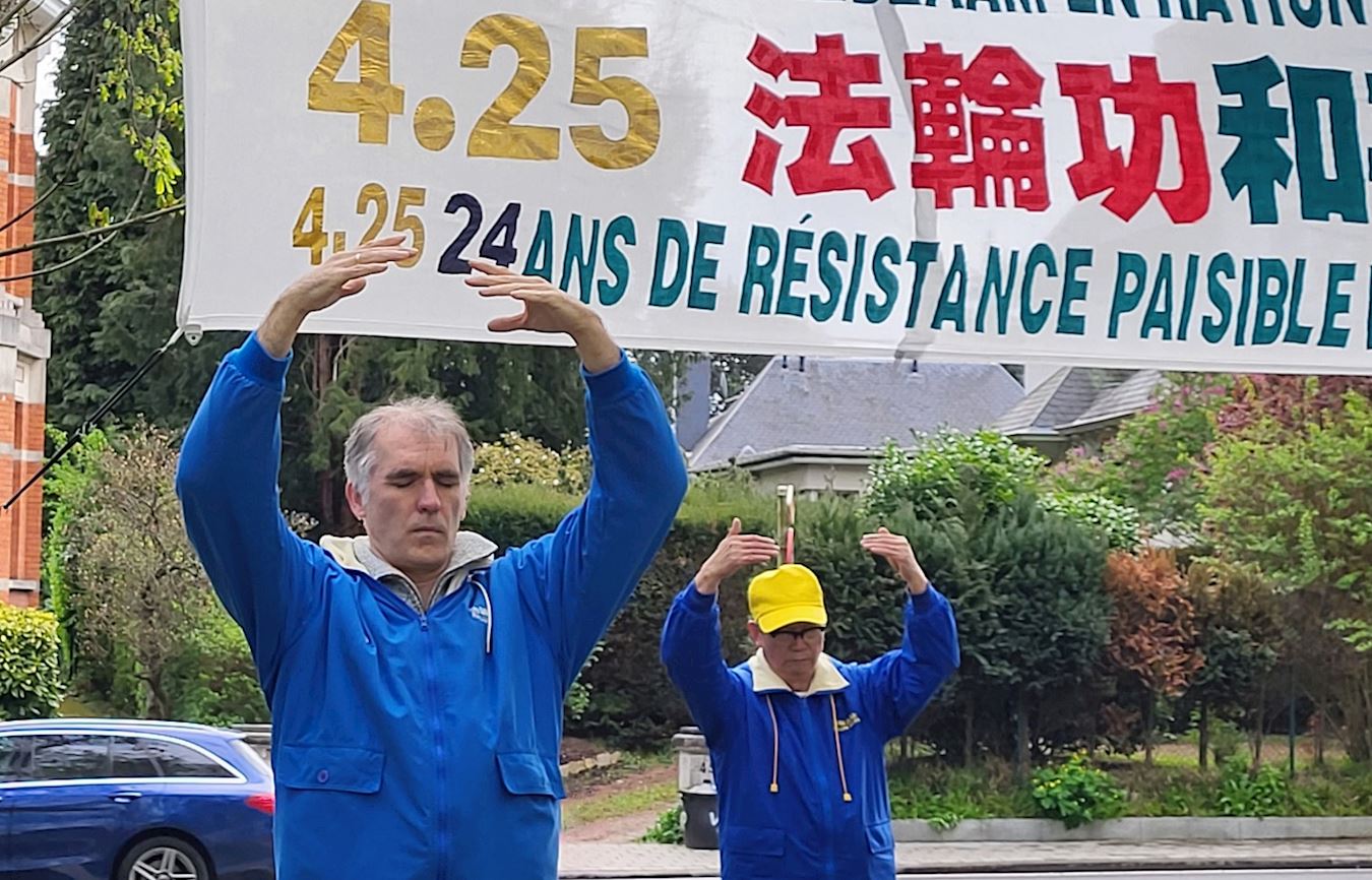 '图4:尼克·比恩斯(左前方)说,425事件显示了中国法轮功学员的勇气以及他们在抗议中表现出的良好行为。'