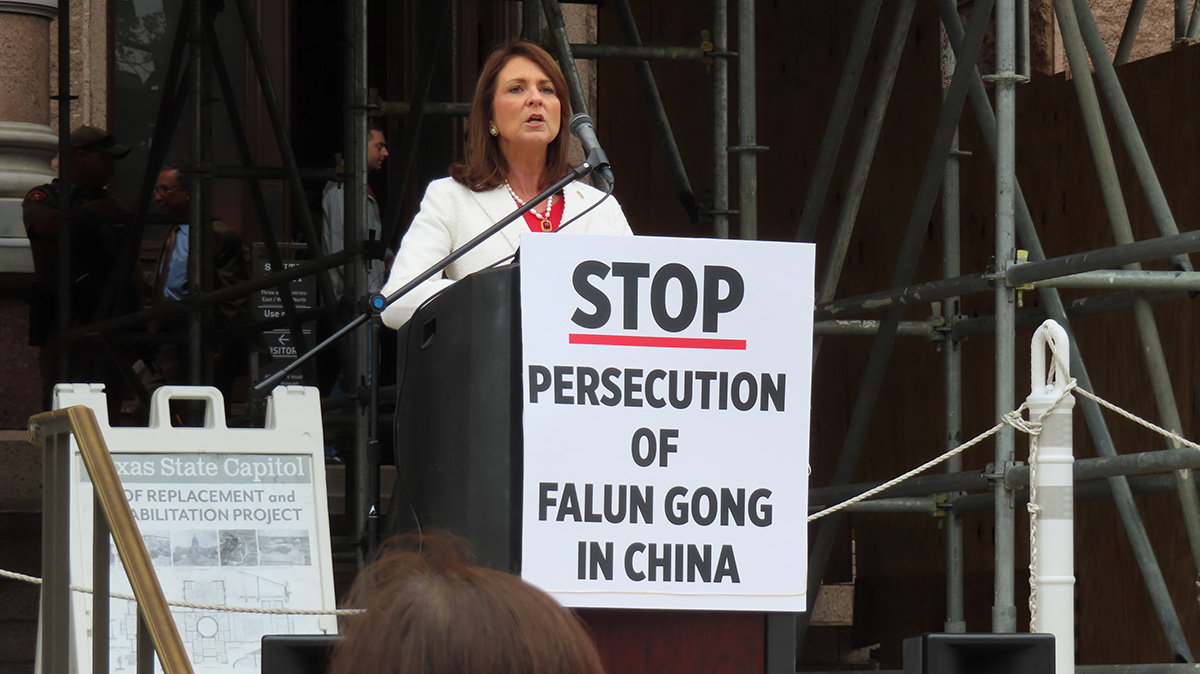 图5:德州参议员安吉拉·帕克斯顿(Angela Paxton)在集会上发言。