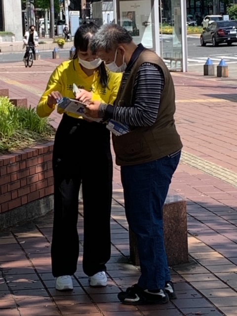 图3~5:二零二三年四月二十三日(星期日),日本中部地区部份法轮功学员向过往民众讲真相时的情景。