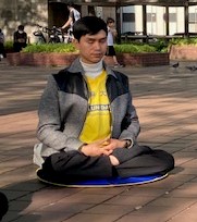 图10:正在炼功的来自越南的法轮功学员Mr.Duy(音译:杜伊)