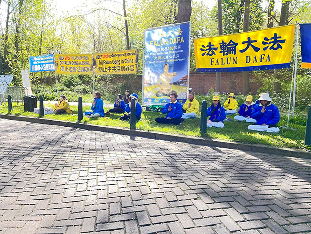 图1:二零二三年四月二十五日上午,海牙法轮功学员在中共驻荷兰大使馆外,纪念<b>“</b>四·二五”。